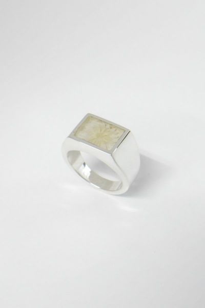 Signet Ring with Flower[WHITE] | 1LDK ONLINE STORE