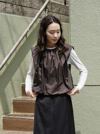 NYLON VOLUME SHIRRING TOP[BROWN]