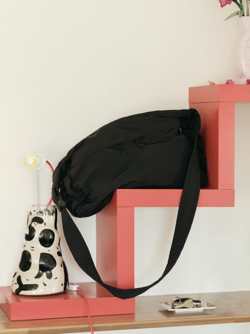 BIG NYLON SHOULDER BAG[BLACK] | 1LDK (ワンエルディーケー) 公式サイト