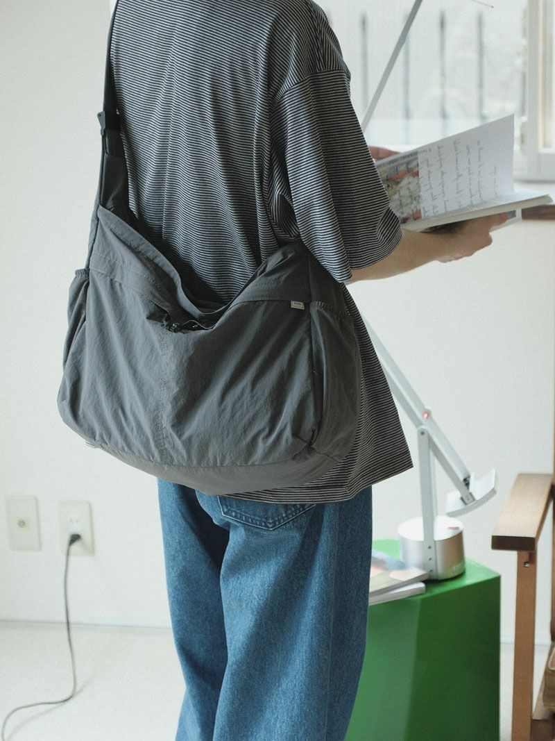 BIG NYLON SHOULDER BAG[GRAY] | 1LDK (ワンエルディーケー) 公式サイト